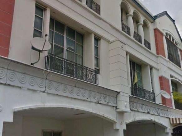 FOR  RENT/ FOR SALE Townhouse ideally situated in the heart of Prawet, close to Paradise Park, Seacon Square, The Royal Park and Survanbum Airport