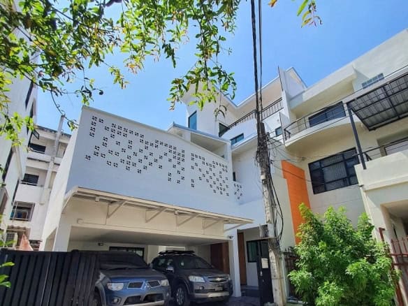 Townhouse & Private Pool, Bangna, Bangkok Ref: 7372