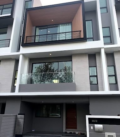 Townhouse, Nirvana Define Srinakarin-Rama9, Saphan Sung, Bangkok