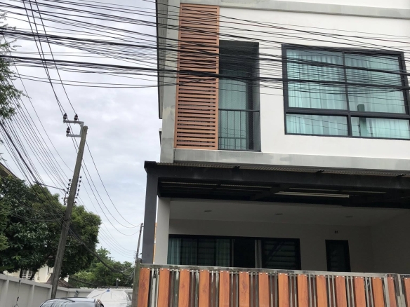 Townhouse, 4 Beds Near BTS Punnawithi, Bangkok